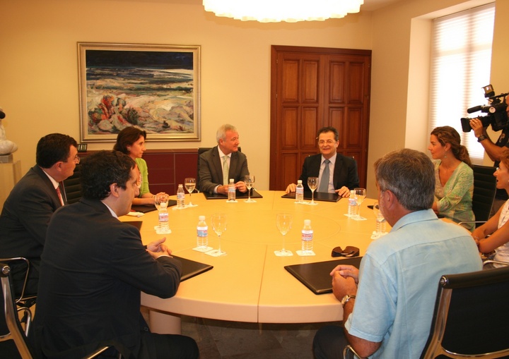 El jefe del Ejecutivo murciano se reúne con el presidente del Colegio de Arquitectos de Murcia, Antonio García, y miembros de su junta directiva (1)