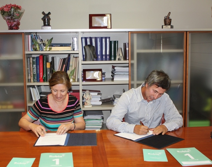Palacios firma un convenio para desarrollar programas de formación para enfermos de Alzheimer