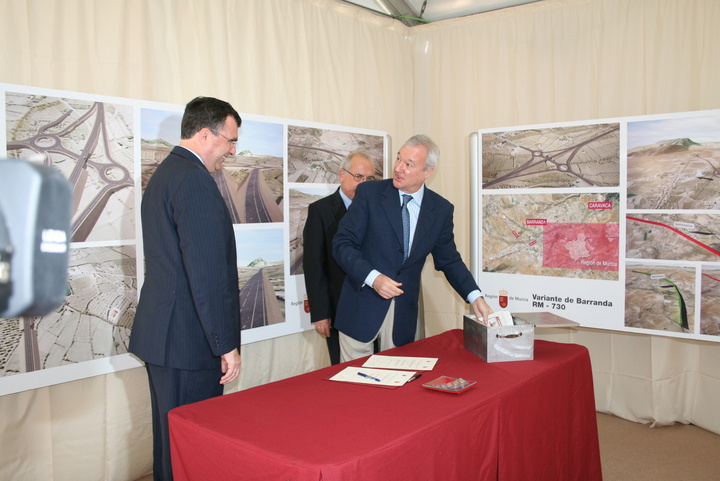 El presidente Ramón Luís Valcárcel, el consejero José Ballesta y el alcalde de Caravaca, Domingo Aranda, ponen la primera piedra de la Variante de Barranda