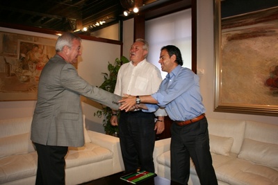El presidente de la Comunidad recibe a Javier Miñano, preparador físico de la Selección Española de Fútbol (1)