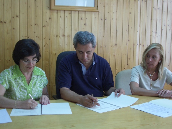 La alcaldesa de Pliego, Isabel Toledo, De la Cierva y María Pedro Reverte durante la firma del convenio para el equipamiento del nuevo Ayuntamiento de la localidad