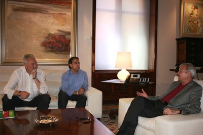 El presidente de la Comunidad recibe a Javier Miñano, preparador físico de la Selección Española de Fútbol (2)