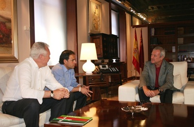 El presidente de la Comunidad recibe a Javier Miñano, preparador físico de la Selección Española de Fútbol (3)