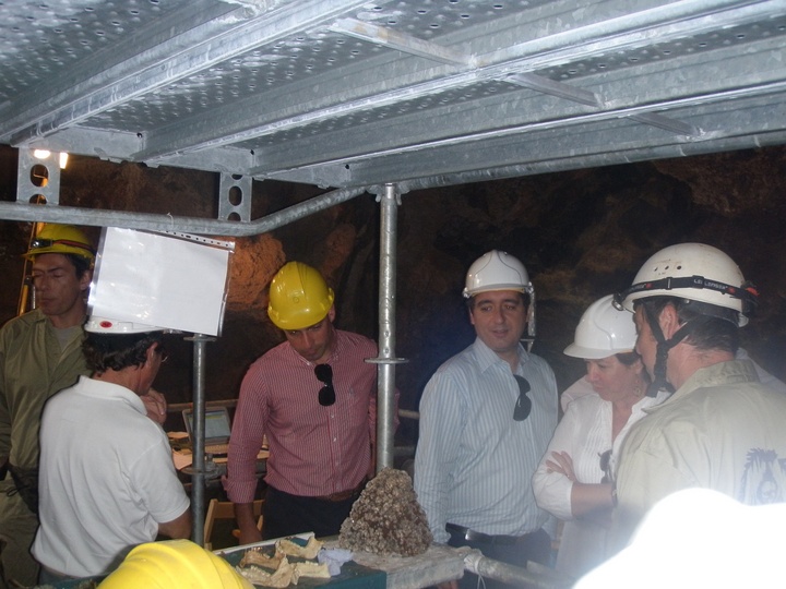 El consejero de Cultura y Turismo visita la Cueva Victoria