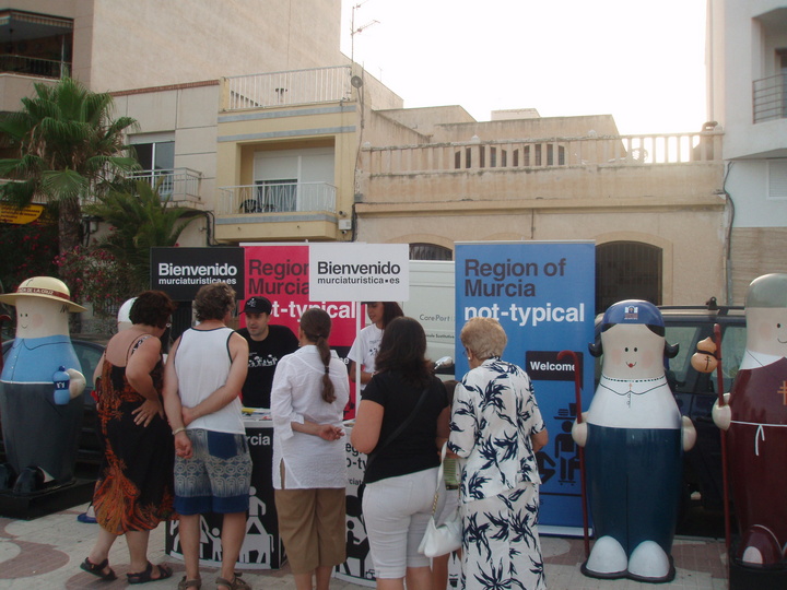 Promoción turística en el paseo marítimo de Garrucha
