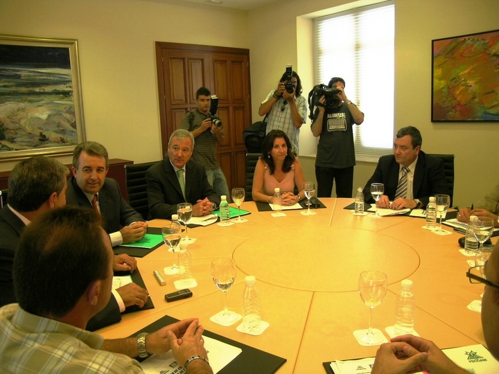 Ramón Luis Valcárcel, acompañado del consejero de Agricultura y Agua, Antonio Cerdá, y la consejera de Hacienda, Inmaculada García, recibe a los representantes de Fecoam, Apoexpa y Proexpor para tratar sobre el Plan de Competitividad