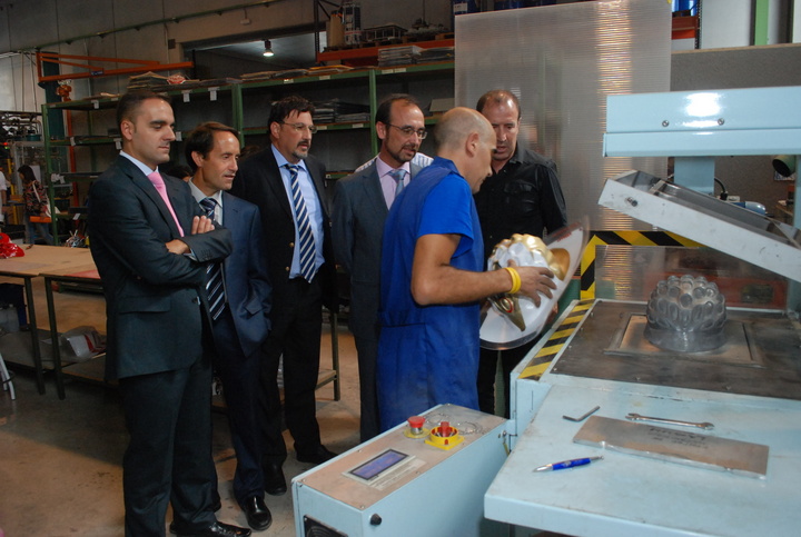 Imagen de la visita del consejero de Universidades, Empresa e Investigación, Salvador Marín, a las instalaciones Catlike Sport Components (II)
