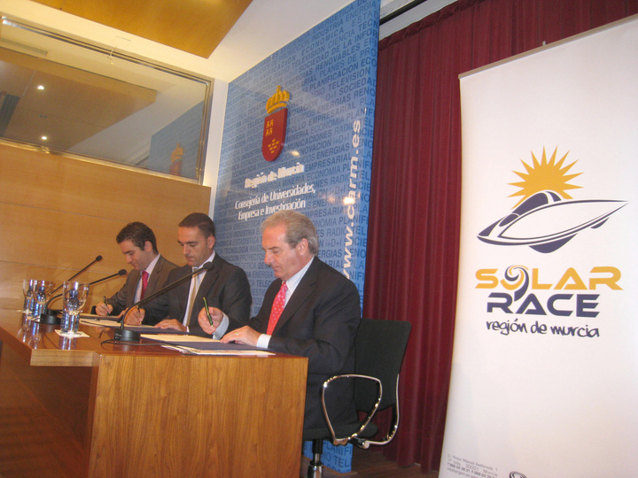 Imagen de la firma del convenio con Seur