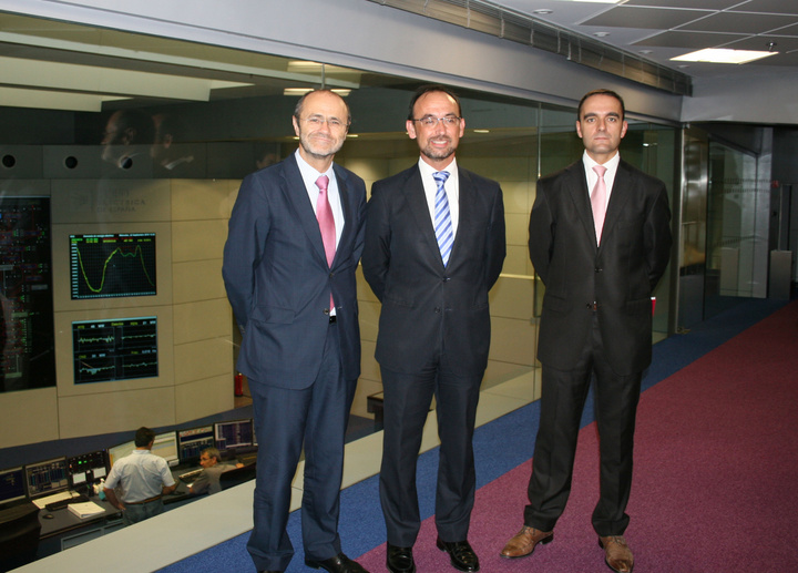 El consejero de Universidades, Empresa e Investigación, Salvador Marín, y el director general de Industria, Energía y Minas, José Francisco Puche, visitan junto al presidente de Red Eléctrica de España, Luis Atienza, el Centro de Control de Régimen Especial (Cecre)
