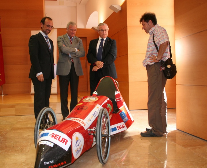 Ramón Luis Valcárcel presenta la Solar Race Región de Murcia y tres de los cuatro prototipos murcianos propulsados por energías alternativas que participarán en esta competición (1)