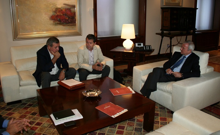 Valcárcel se reúne con representantes del sector productor y exportador del tomate (1)