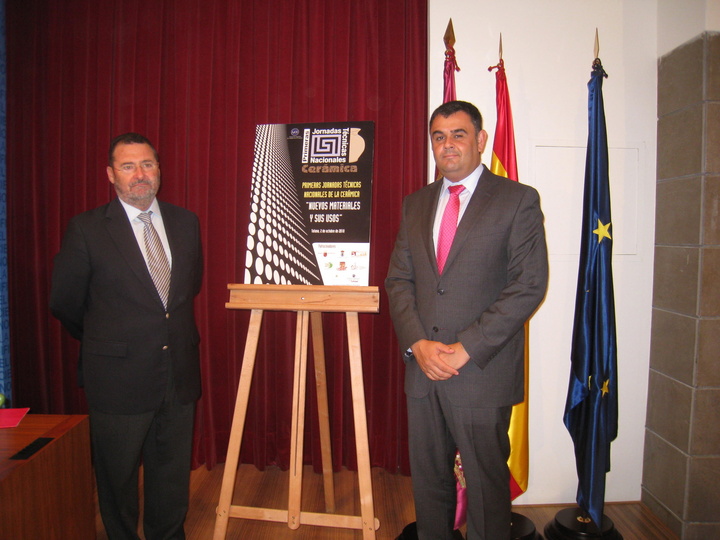 El director general de Comercio y Artesanía, Julio José Lorenzo, presentó hoy, junto con el alcalde de Totana, José Martínez Andreo, la primera edición Jornadas Técnicas Nacionales de la Cerámica
