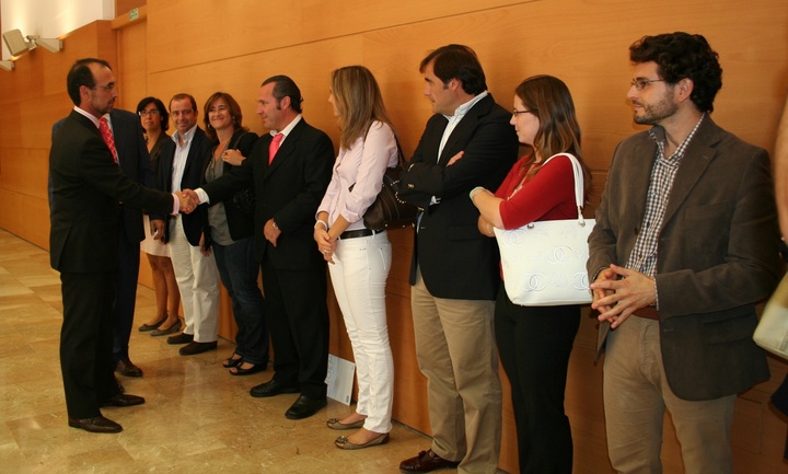El consejero de Universidades, Empresa e Investigación, Salvador Marín, el presidente de la CROEM, Miguel del Toro, y el secretario general de la CROEM, Clemente García, recibe a los participantes en el 'Encuentro de Directores de Comunicación de Organizaciones Empresariales'