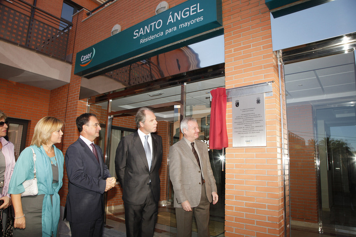 El presidente de la Comunidad inaugura la residenia Caser en Santo Ángel (1)