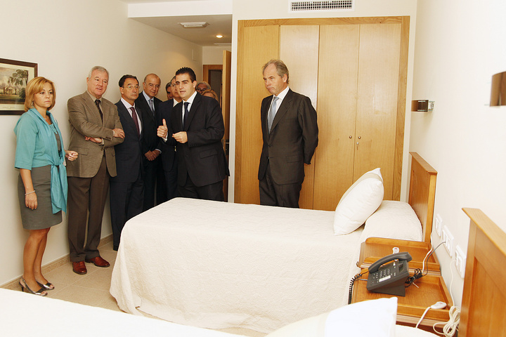 El presidente de la Comunidad inaugura la residenia Caser en Santo Ángel (2)