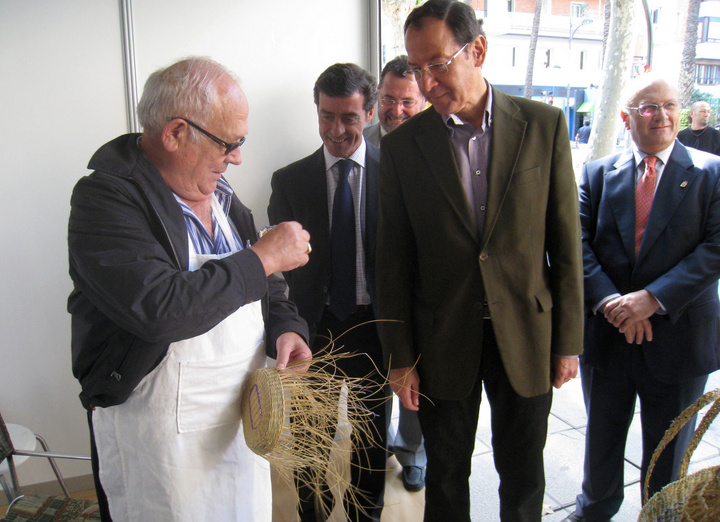 El secretario general de la Consejería de Universidades, Empresa e Investigación, Antonio Sánchez-Solís, inauguró junto al alcalde de Murcia, Miguel Ángel Cámara, el 'X Día del Artesano'