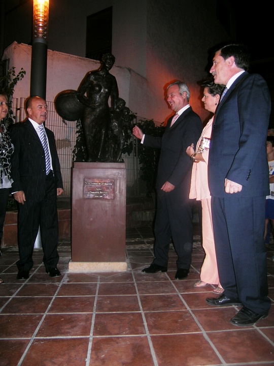 Valcárcel inaugura en Blanca el monumento 'Convento de Primavera', realizado por el escultor murciano Mariano González Beltrán.