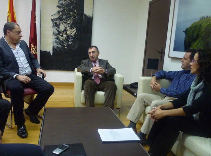 Manuel Campos recibe al personal de la Gerencia de Justicia