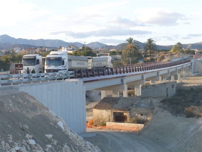 Pruebas de carga en el nuevo puente sobre el río Chícamo