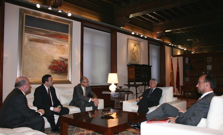 El jefe del Ejecutivo murciano recibe a Philippe Enaud, consejero delegado de la empresa Dalkia España 02