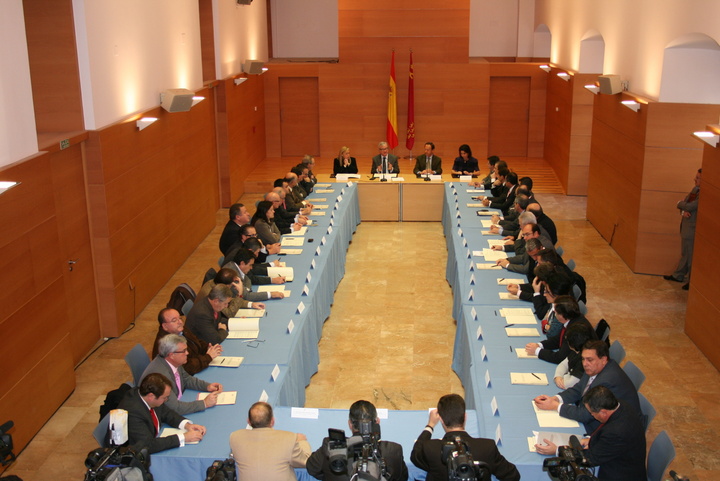Valcárcel presidió hoy en el Palacio de San Esteban, en Murcia, el acto de firma del convenio entre la Comunidad Autónoma y los ayuntamientos de la Región que se adhieren a la Red Sara.