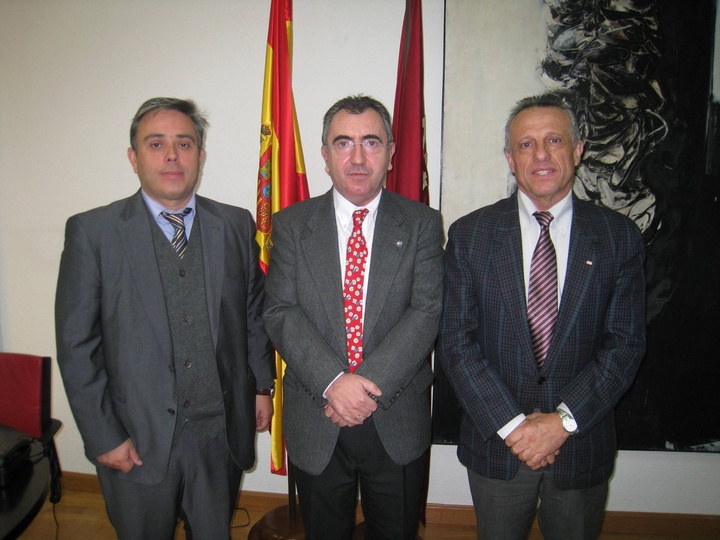 Reunión del consejero Manuel Campos con miembros de Cruz Roja Región de Murcia