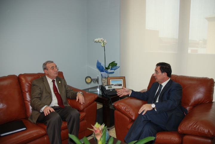 Reunión entre el consejero Joaquín Bascuñana y el presidente de Cáritas Murcia