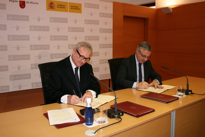 El presidente de la Comunidad, Ramón Luis Valcárcel, y el ministro de Fomento, José Blanco, firman tres acuerdos en materia de infraestructuras para la Región de Murcia