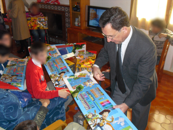 Entrega regalos a los menores del Centro Leyva