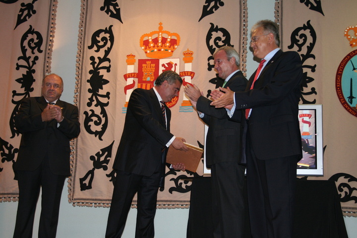 Acto de entrega de la Medalla de Oro de la Cámara de Comercio de Lorca al ex alcalde de la ciudad Miguel Navarro Molina