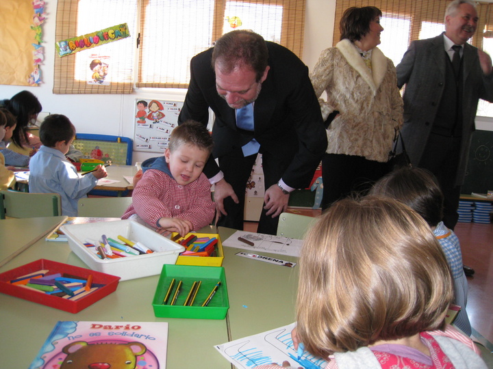 Inauguración pabellón infantil de Cehegín. Entrega libros