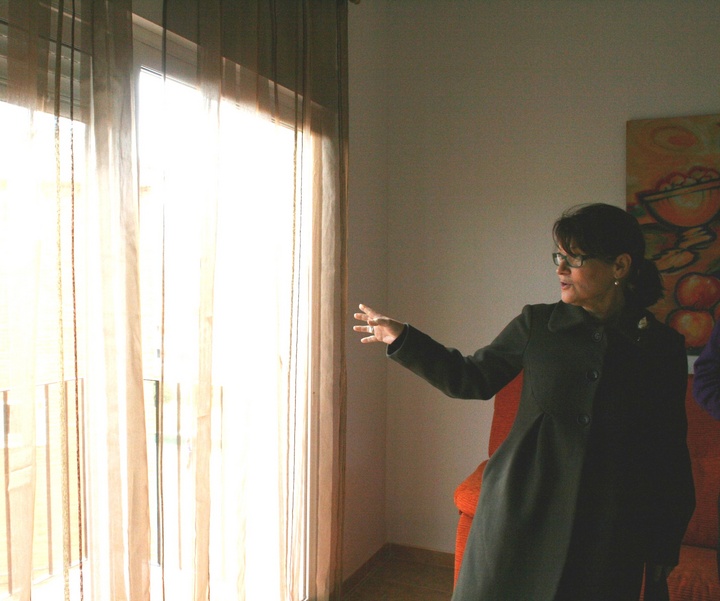Juana Castaño, visita las viviendas rehabilitadas en el Estrecho de San Ginés