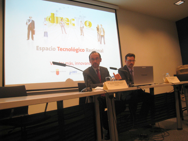 El consejero de Universidades, Empresa e Investigación, Salvador Marín, presenta junto al director del Info, Juan José Beltrán, el servicio 'Espacio Tecnológico Regional: DirecTTo', una nueva herramienta de apoyo a las pymes en su acceso a la innovación