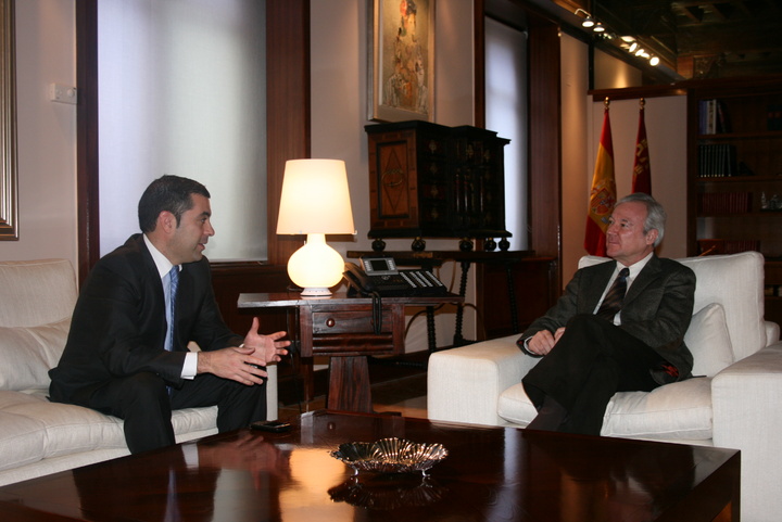 El presidente de la Comunidad, Ramón Luis Valcárcel, recibe al gerente de la empresa murciana Neosistec, ganadora del premio europeo a la innovación tecnológica
