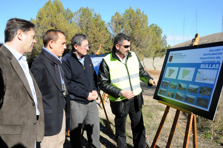 Visita a las obras de sellado del vertedero de Bullas