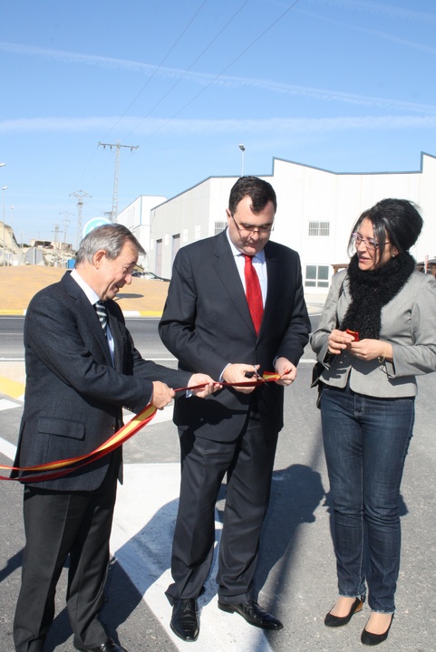 El consejero de Obras Públicas y Ordenación del Territorio, José Ballesta, y el director general de Carreteras inauguran la glorieta de acceso al Polígono Industrial El Saladar I.