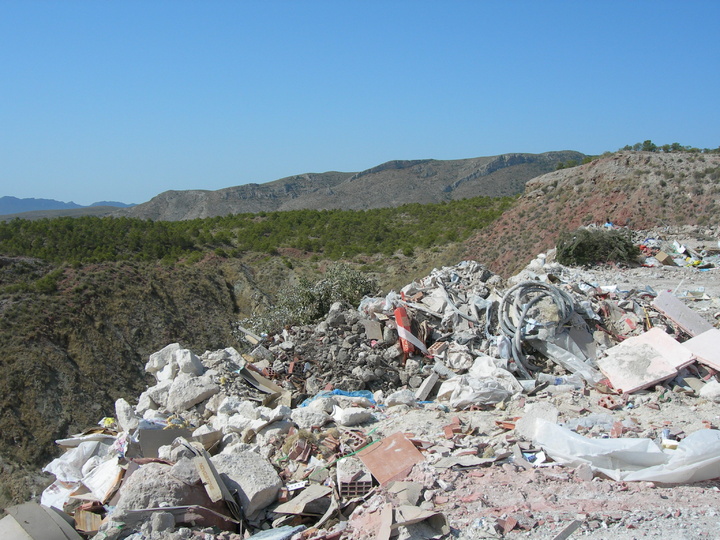 Imagen de un vertido incontrolado de residuos de la construcción