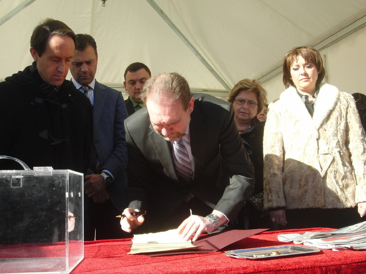 Primera piedra firma de acta (Constantino Sotoca)