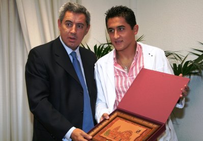 Fernando de la Cierva recibe al tenista murciano Nicolás Almagro