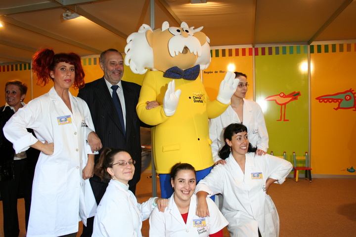 El consejero de Educación y Cultura, Juan Ramón Medina, inaugura con el tradicional corte de cinta la VI Edición de la Semana de la Ciencia y la Tecnología 2006