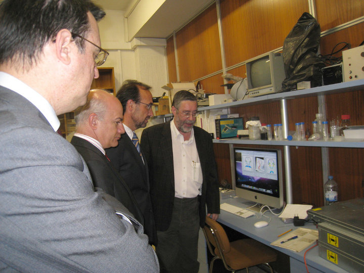 Marín  vista las instalaciones del Grupo de Excelencia 'Neurobiología'