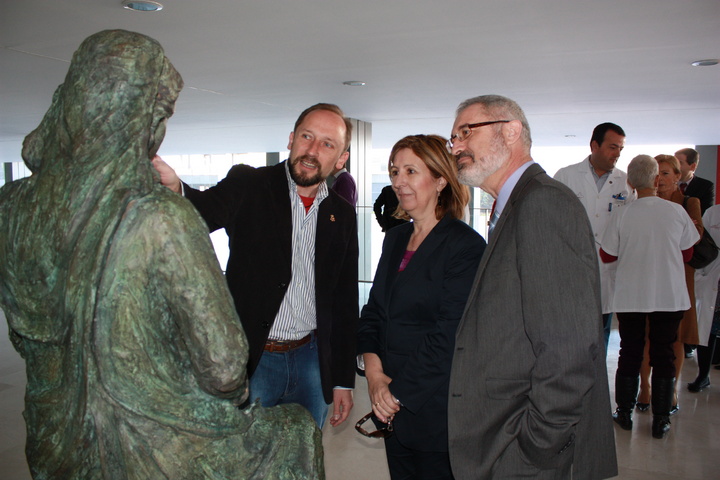 Palacios junto a la escultura 'La Maternidad' ubicada en la entrada al Centro de Bioquímica y Genética Clínica