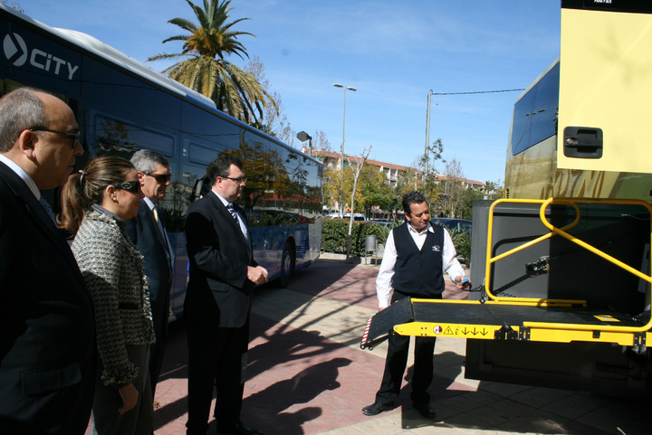 Presentación de autobuses adaptados