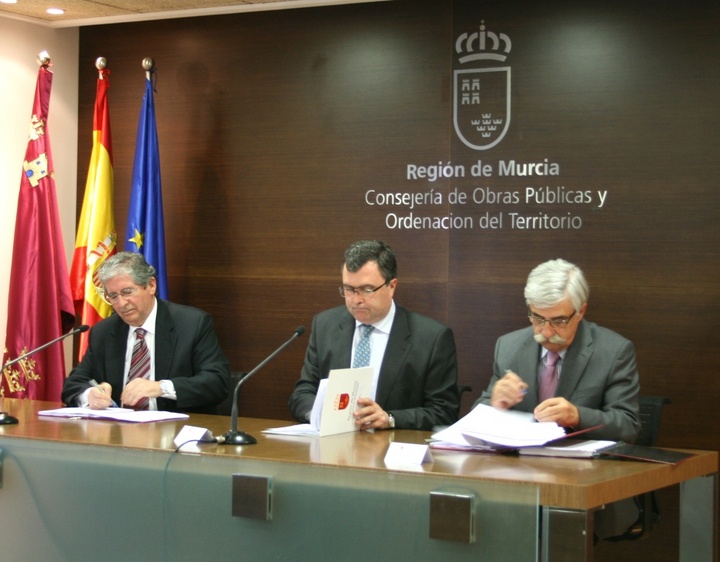 Firma del contrato para el almacenamiento y distribución de combustibles en el Aeropuerto Internacional de la Región de Murcia 1