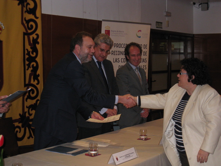 Entrega de las credenciales a los 62 asesores y evaluadores del procedimiento de reconocimiento de las competencias profesionales