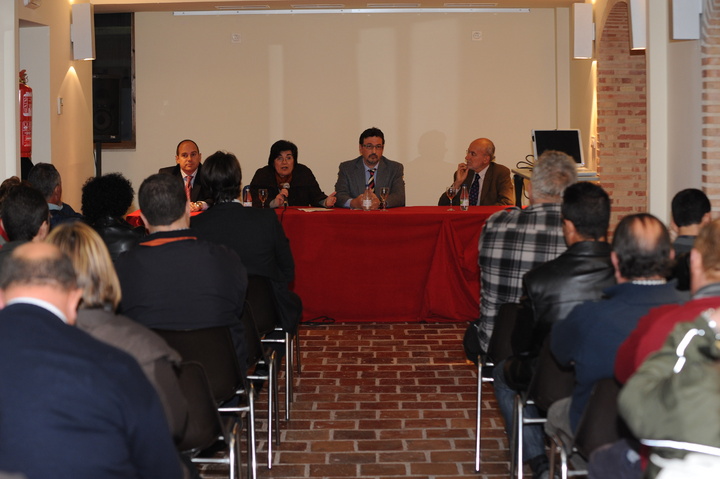 El director del Info, Juan José Beltrán, y la alcaldesa de Pliego, Isabel Toledo, presentaron hoy el proyecto de dinamización de suelo industrial del municipio