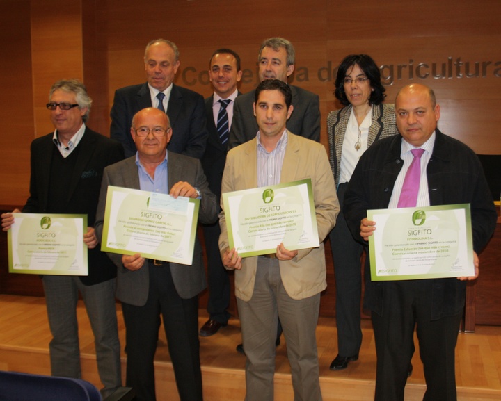 El consejero de Agricultura y Agua, Antonio Cerdá, 3 i, junto con los representantes de las empresas galardonadas con los premios Sigfito.