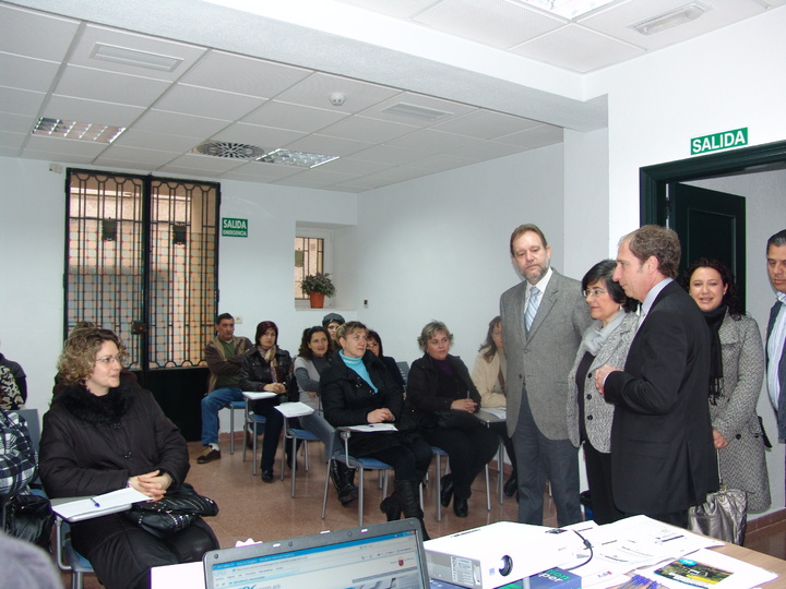 el consejero de Educación, Formación y Empleo, Constantino Sotoca, en el aula de Formación de la Oficina Virtual de Empleo de Pliego, junto a la alcaldesa, Isabel Toledo, y el director del SEF, Ginés