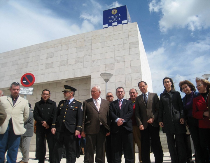 El consejero Manuel Campos inaugura un nuevo cuartel de la Policía Local de Alquerías (2)