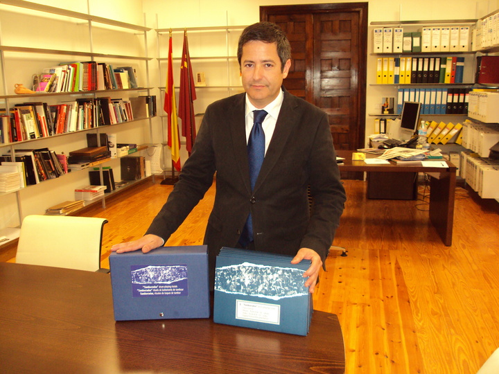 El director general de Bellas Artes y Bienes Culturales, Enrique Ujaldón, con el expediente de las tamboradas para la candidatura a Patrimonio Inmaterial de la Humanidad